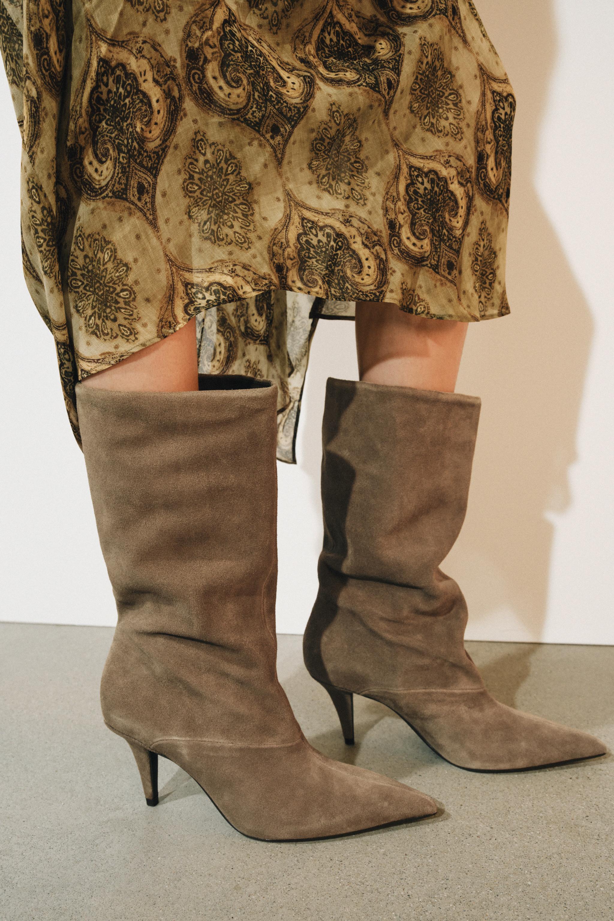 BOTTES À TALONS FRONCÉES EN CROÛTE DE CUIR